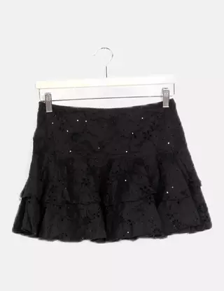 Tenue: Chemise en jean bleue, Jupe crayon en dentelle noire, Sac bandoulière en cuir noir, Bracelet doré | France