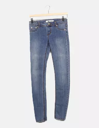 Une étiquette sur un jean qui dit denim bio. | PSD Premium