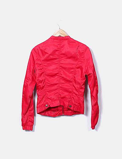 chaqueta roja bershka