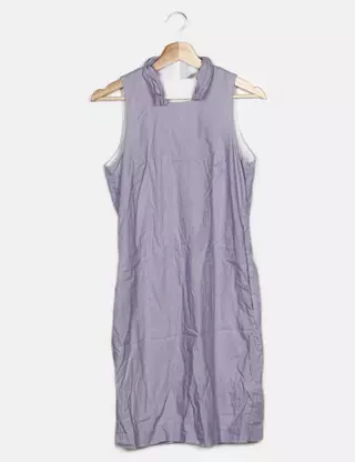 Femme en robe bleue sans manches tenant une tasse jetable blanche photo