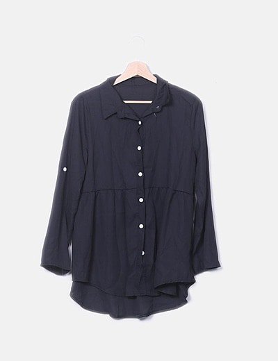 camisa negra botones blancos
