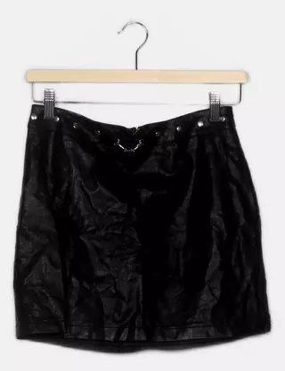 Jupe noire avec la dentelle - France