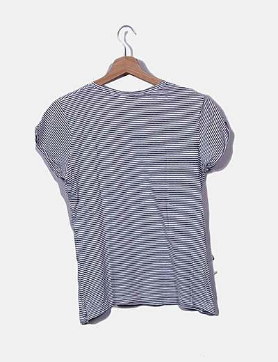 remera blanca con rayas negras