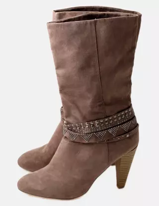 Bottes Femme BERHSKA - Couleur Moutarde, En Daim (suede), Talon Bas - Pointure UK 6.5 - Occasion