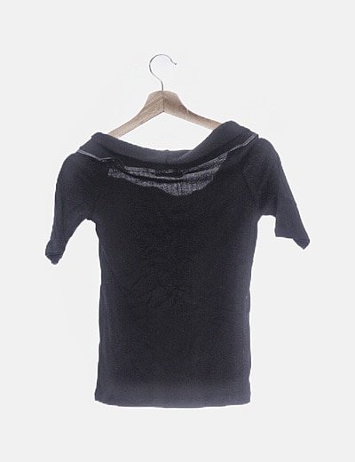 camiseta negra cuello barco