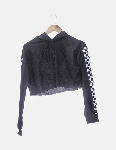 Crop top negro con capucha