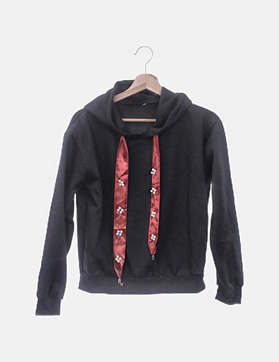 Sudadera negra con perlas