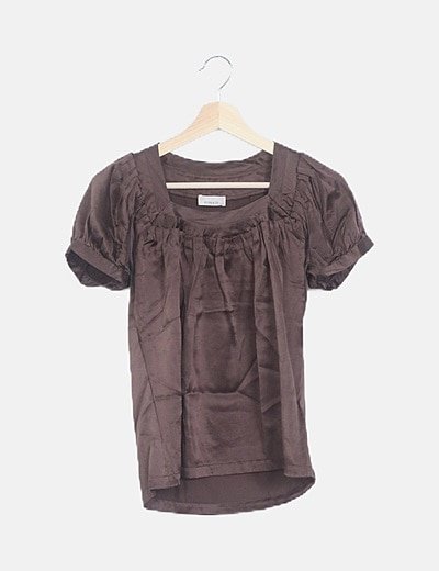 Camiseta marrón satén escote fruncido