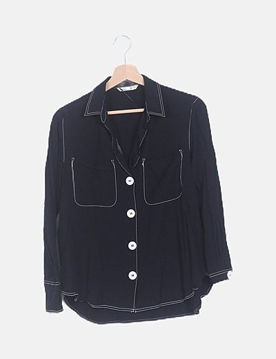 camisa negra botones blancos