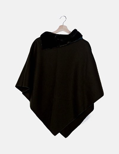 Poncho verde detalle pelo