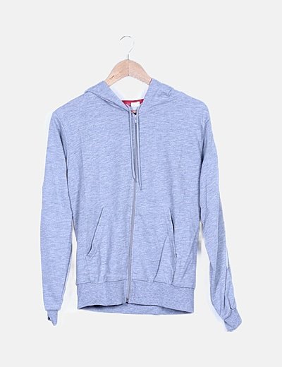 Sudadera gris con capucha