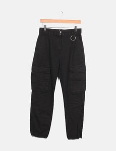 Los pantalones cargo son tendencia esta primavera y estos de Bershka son  los que mejor quedan