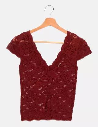 Stradivarius Camiseta granate encaje en V
